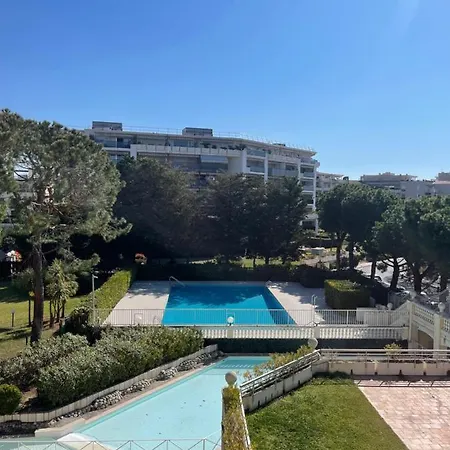 Bord De Avec Piscine Apartment